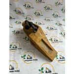Зуб ковша левый LW300F/250900264